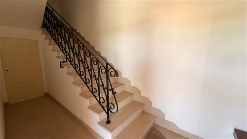 Villa a Pochi Passi, Completa di Tutti i Servizi. Buono Stato.